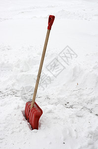 红雪雪花在大雪中卷饼小路红色木头工作雪堆白色塑料风暴季节暴风雪图片