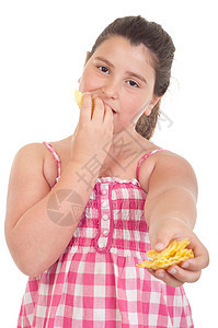 女孩提供薯片食物营养乐趣小吃孩子土豆黑发童年工作室快乐图片