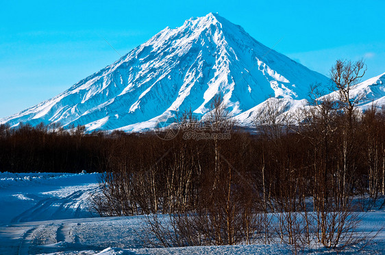 覆盖着积雪的火山天际阴影蓝色苔原顶峰旅游裂缝天空森林目的地图片