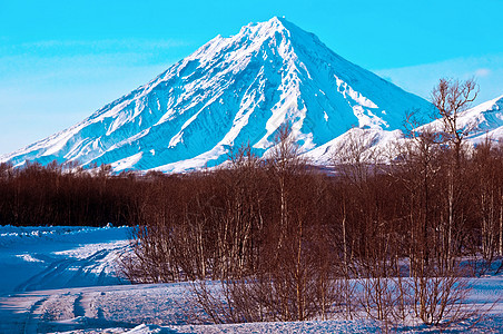 覆盖着积雪的火山目的地顶峰天空天际阴影森林旅游蓝色裂缝苔原图片