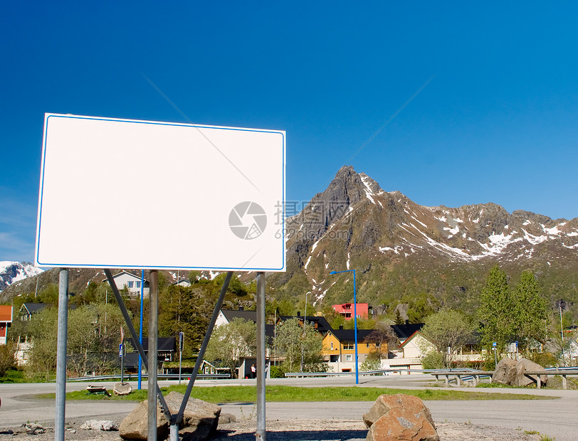 岩石山背景下的大白纸牌广告牌Name图片