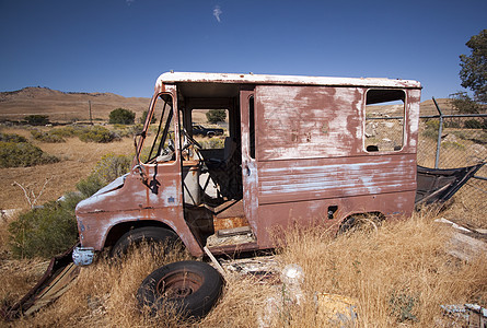 旧老生锈的废弃汽车橙子艺术恢复复兴风格天空陆地风景车辆草原图片