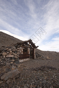 荒漠中废弃的老小屋 风景优美的房子旅行小屋窗户爬坡天空衬套蓝色阳光运输悬崖编队窝棚图片