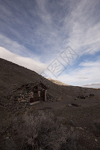 荒漠中废弃的老小屋 风景优美的房子旅行小屋高度航空喷射戏剧性蓝色爬坡阳光编队天空衬套图片