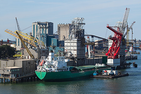 带终端 起重机和轮船的谷物电梯玉米出口工作贸易筒仓码头植物工厂船舶食物图片