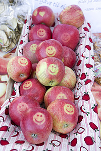 挪威卑尔根的街头市场苹果图片