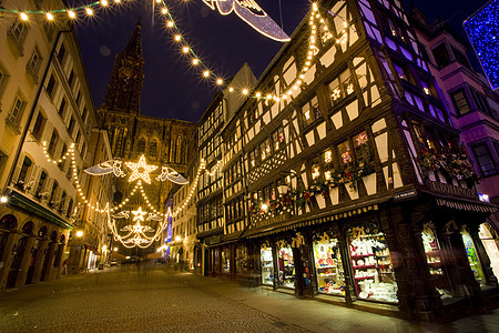 Merciere街和圣母大教堂 斯特拉斯堡 Alsace Fr教堂节日历史性房屋寺庙点缀景点历史夜灯装饰图片