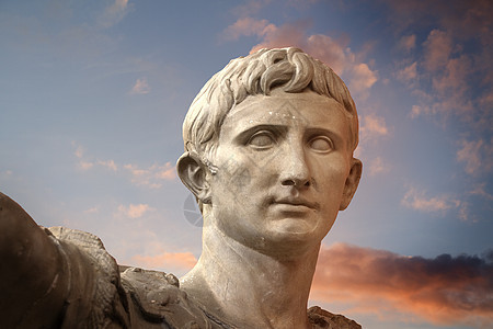 罗马特拉雅诺皇帝的雕塑图片