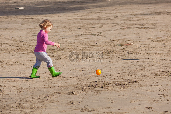 星期天在海滩上快乐幸福喜悦生活女孩童年乐趣假期眼睛晴天图片