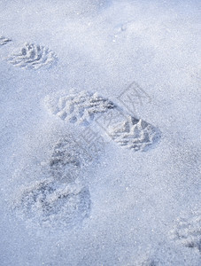 积雪上的痕迹印象寂寞途径踪迹路线冻结探险家荒野脚印远足者图片