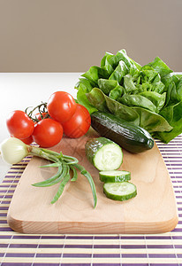 新鲜蔬菜韭菜沙拉营养产品花园木板市场洋葱黄瓜购物图片