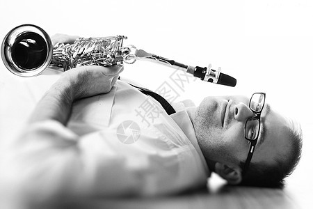 一个带萨克斯风的人的肖像音乐幸福眼镜玻璃演奏家乐器微笑萨克斯管萨克斯手图片