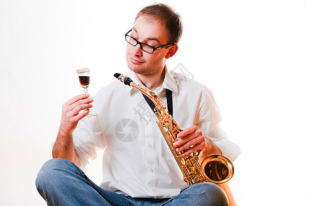 一个带萨克斯风的人的肖像微笑演奏家音乐玻璃乐器幸福萨克斯管眼镜萨克斯手图片