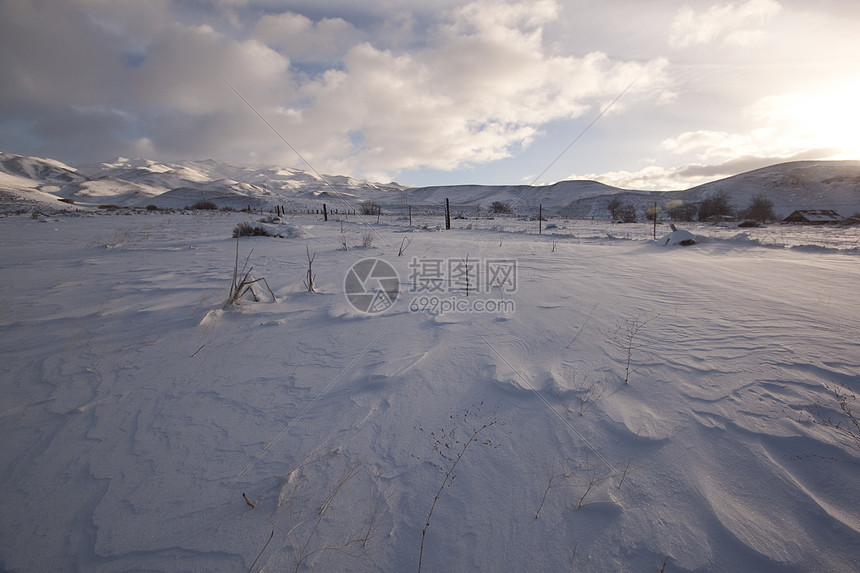 清晨寒雪平原     农村下雪户外场景f阳光日落射线地平线场地天空墙纸大雪草地季节图片