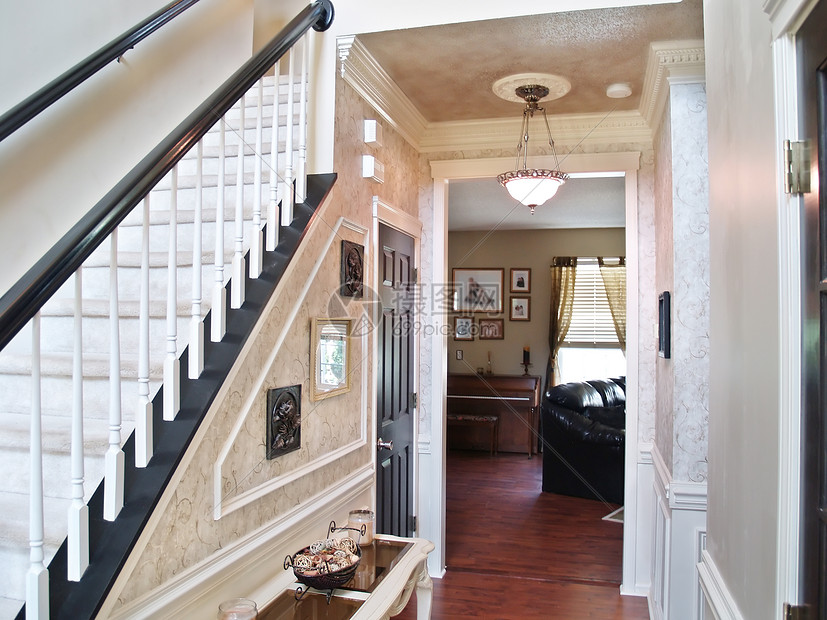 进来吧木头灯光壁橱楼梯长椅家具窗户脚步房子门厅图片