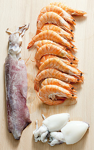 生海产食品的死活棕褐色木板切菜板美食对虾海鲜静物鱿鱼营养食物图片