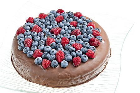 带草莓和蓝莓的巧克力蛋糕水果甜点食物覆盆子静物水果蛋糕盘子营养图片