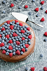 带草莓和蓝莓的巧克力蛋糕静物盘子营养水果蛋糕覆盆子食物水果甜点图片