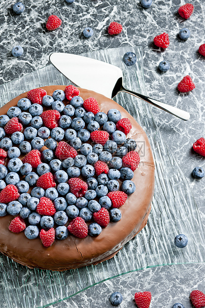 带草莓和蓝莓的巧克力蛋糕静物盘子营养水果蛋糕覆盆子食物水果甜点图片