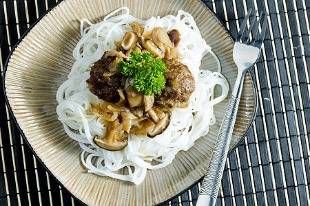 亚洲人用蘑菇煎肉球和蘑菇盘子香菜食物面条米粉美食静物碎肉牛肉营养图片