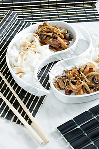 家禽肉 玉米和大蘑菇筷子营养美食盘子食物静物图片