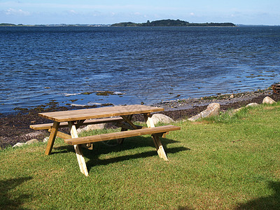 海滩旁的野餐桌图片