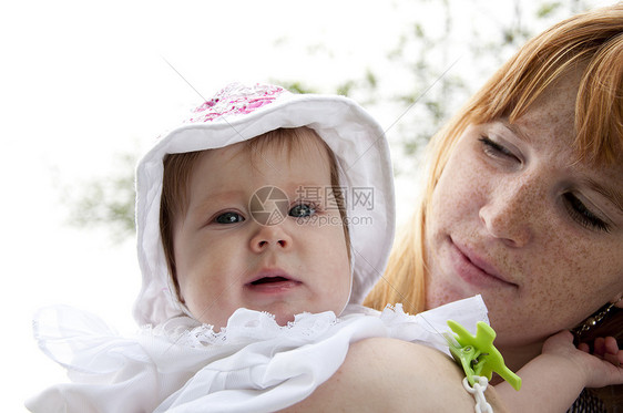 妈妈和婴儿在公园里父母乐趣白色快乐女性幸福儿童微笑童年母性图片