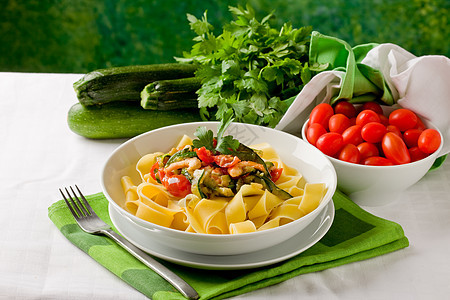 与Zucchini和Shrimps 2的面食树叶蔬菜美食食物动物面条香菜叶子西红柿甲壳类图片