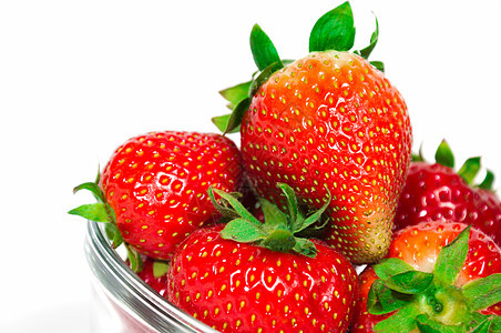 新鲜有机草莓塑料白色市场食物红色托盘绿色饮食杂货店水果图片