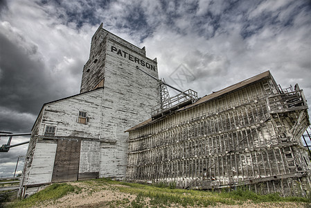 Prairie 谷物电梯小麦木头白色国家建筑草原天空植物收成场地图片