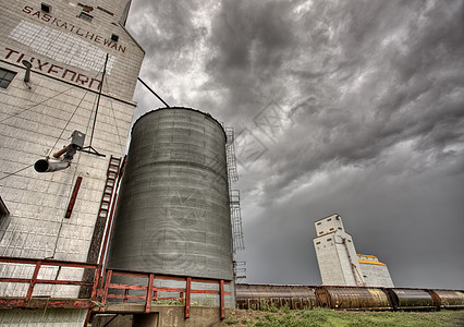 Prairie 谷物电梯企业建筑小麦收成农业木头橙子筒仓蓝色贮存图片