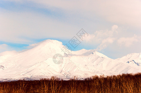 火山丘陵场景公吨蓝色天线山麓地面飞行滑雪航班图片