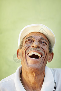 年老的拉蒂诺人为欢乐而微笑图片