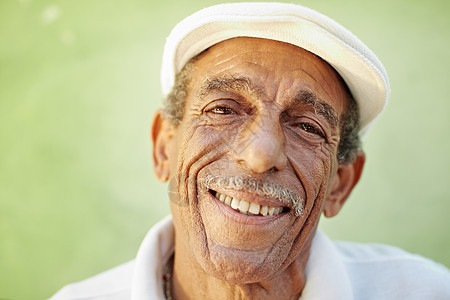年老的拉蒂诺男子在镜头中微笑退休祖父男人绿色男性相机幸福快乐享受拉丁图片