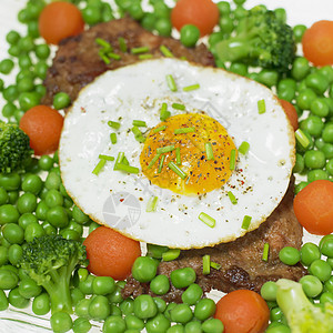 带蔬菜的猪肉牛排内饰食品猪肉美食静物熟菜盘子膳食熟食营养图片