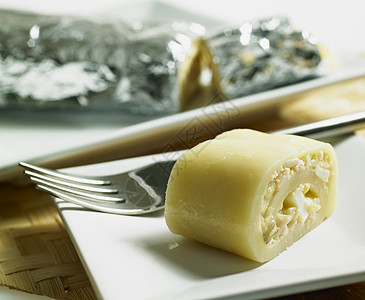 奶酪卷熟菜膳食食品食物盘子熟食刀具营养叉子静物图片