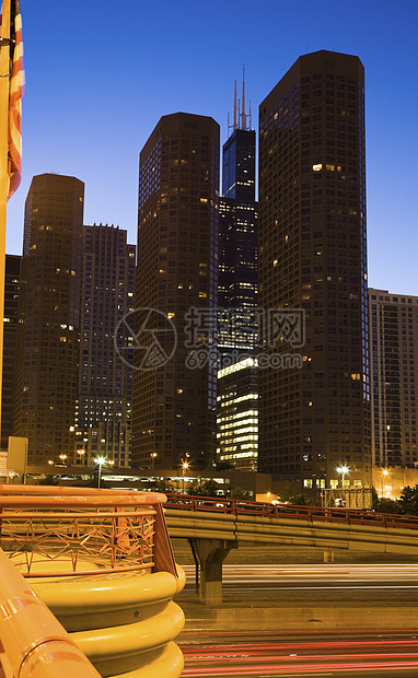 在芝加哥的夜晚景观蓝色公寓市中心建筑学建筑旗帜风光摩天大楼办公楼图片