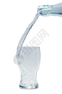 将瓶装水倒入白色背景孤立的玻璃杯图片