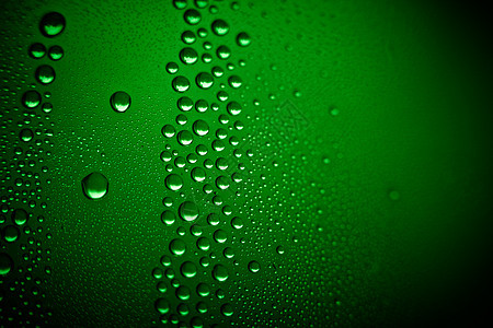 翠绿的泉水宏观飞沫绿色水滴雨水啤酒淬火口渴雨滴瓶子图片