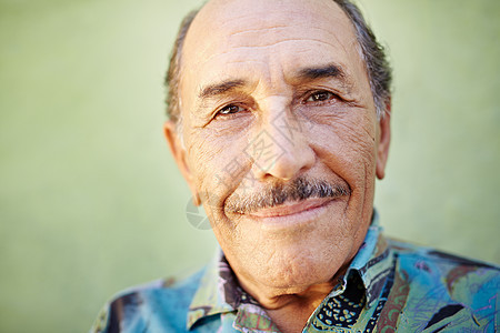 年老的拉蒂诺男子在镜头中微笑祖父退休相机老年幸福男性快乐绿色拉丁胡子图片