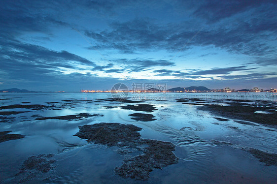 黄昏时沿海岸的香港日落美化土地天堂美丽阳光泥沼风景太阳河口蓝色图片