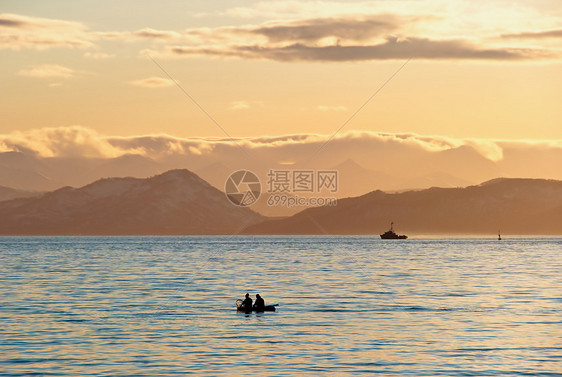 日落时的渔民船娱乐海景假期钓鱼阳光渔业辉光太阳反射火鸡图片