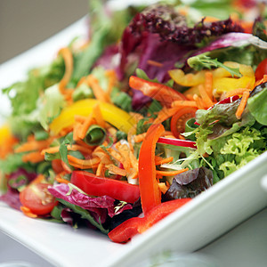 各种蔬菜的混合新鲜沙拉图片