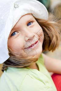 微笑的小女孩的肖像白色童年乐趣婴儿帽子幸福眼睛女性快乐女孩图片