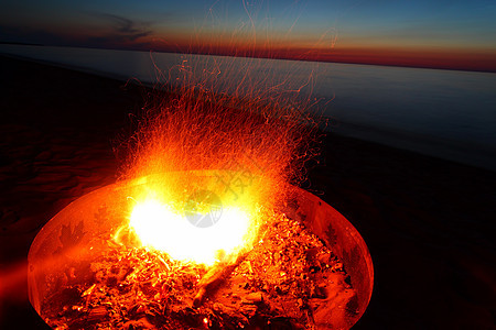 高级湖湖海滩营火火焰场景风景日志日落海岸线支撑半岛旅行烧伤图片