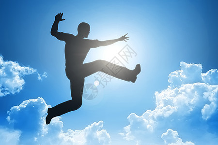 跳跃男子男生太阳男性力量蓝色自由享受喜悦生活乐趣图片