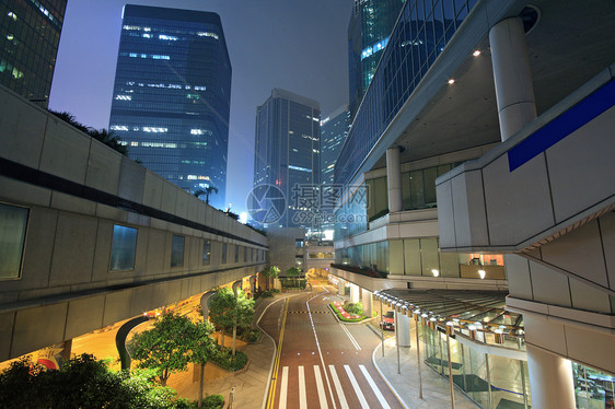 夜间在香港的交通高峰运输建筑速度摩天大楼时间城市蓝色商业市中心图片