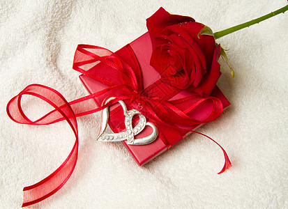 现箱和红玫瑰白色粉色生日惊喜展示念日丝带礼物红色盒子图片