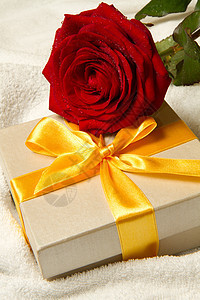 现箱和红玫瑰惊喜丝带红色展示生日奉献粉色母亲盒子礼物图片