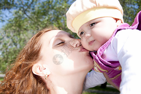 女孩亲吻母亲美丽的妈妈亲吻孩子生活喜悦拥抱父母快乐婴儿童年母亲儿子女孩背景
